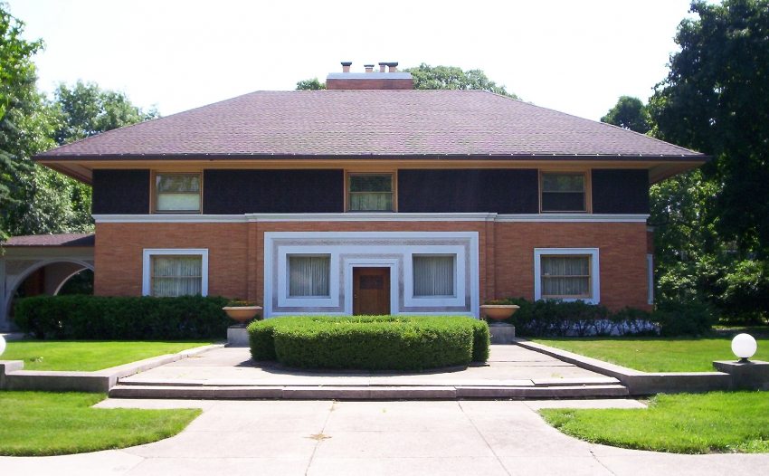 בית דו קומתי עם גג ירך בית דו קומתי עם גג ירך