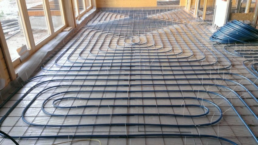 התקנת מערכת חימום תת רצפתי במים בבית עץ התקנת מערכת חימום תת רצפתי במים בבית עץ