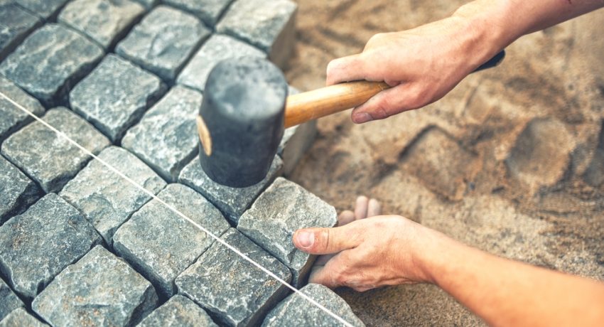 Kivikivet ovat suosittu materiaali polkujen, leikkikenttien ja jalkakäytävien suunnittelussa Päällystekivien asettaminen omin käsin: vaiheittaiset ohjeet polkujen päällystykselle