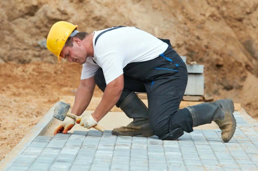 Päällystää polku asennettujen reunakivien kanssa Päällystää polku asennettujen reunakivien kanssa
