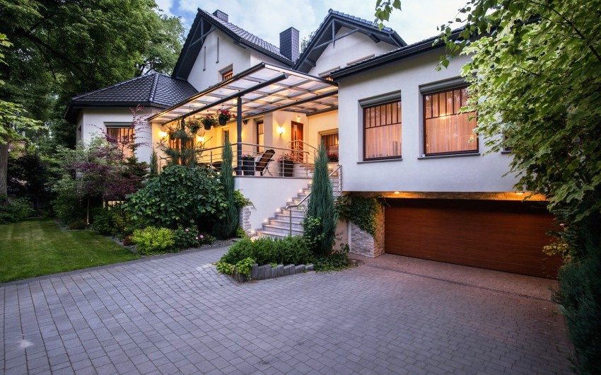 Talon sisäänkäynnin edessä oleva alue on päällystetty päällysteillä Talon sisäänkäynnin edessä oleva alue on päällystetty päällysteillä