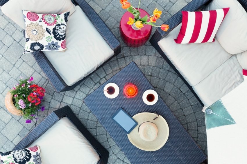 Kesäpatio on koristeltu päällystekivillä, jotka on asetettu pyöreästi Kesäpatio on koristeltu päällystekivillä, jotka on asetettu pyöreästi