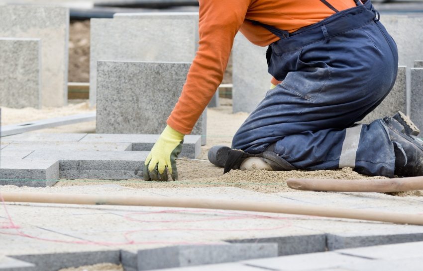 Jalkakäytävän päällystäminen graniittilaatoilla Jalkakäytävän päällystäminen graniittilaatoilla