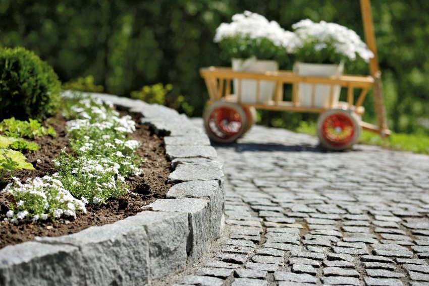 Graniittisista kivikivistä tehty polku kestää yli tusinan vuoden Graniittisista kivikivistä tehty polku kestää yli tusinan vuoden