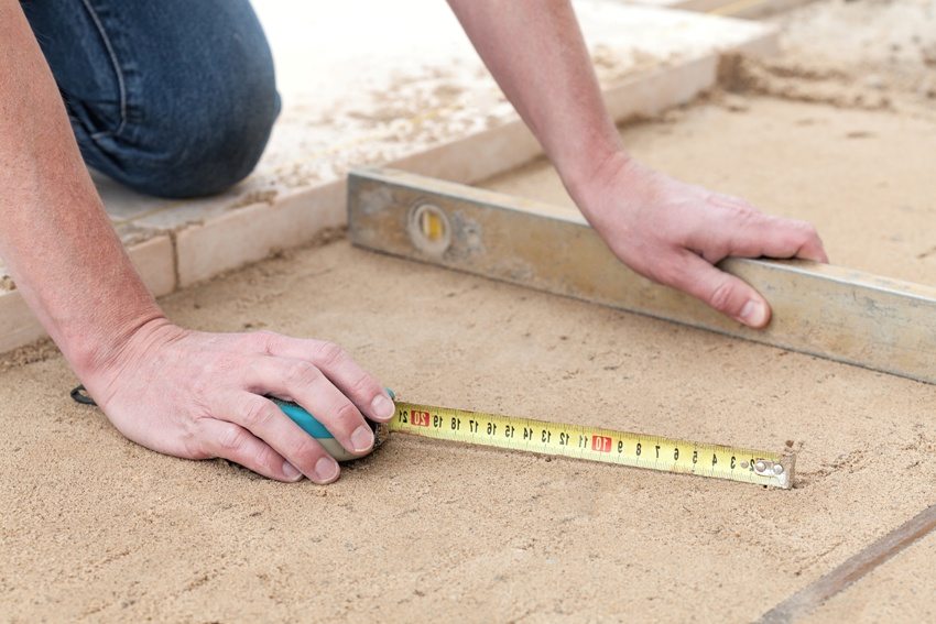 Pohjan tasoitus sementti-hiekka-seoksella Pohjan tasoitus sementti-hiekka-seoksella