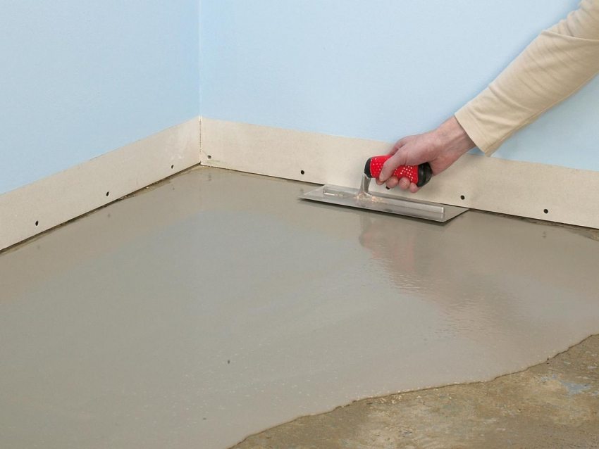 Paglalapat ng isang leveling layer sa isang kongkretong screed Paglalapat ng isang leveling layer sa isang kongkretong screed