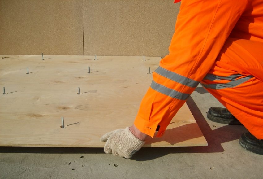 Pag-level sa sahig ng mga sheet ng playwud Pag-level sa sahig ng mga sheet ng playwud