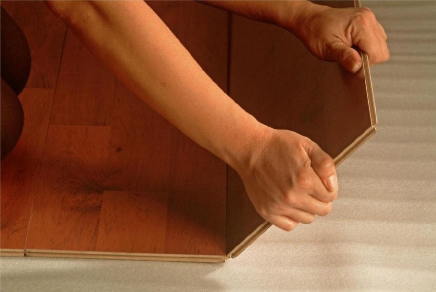 Ang pagtula ng nakalamina sa isang kongkreto na sahig na may isang polyethylene back Ang pagtula ng nakalamina sa isang kongkreto na sahig na may isang polyethylene back