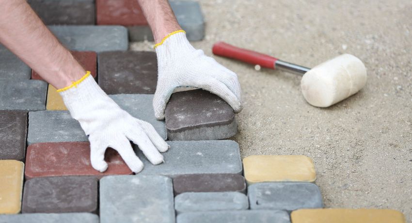 Ang matandang bayan ay isa sa pinakatanyag at kaakit-akit na uri ng mga paving slab. Ang pagtula ng mga paving slab sa isang kongkretong base: teorya at praktikal na payo