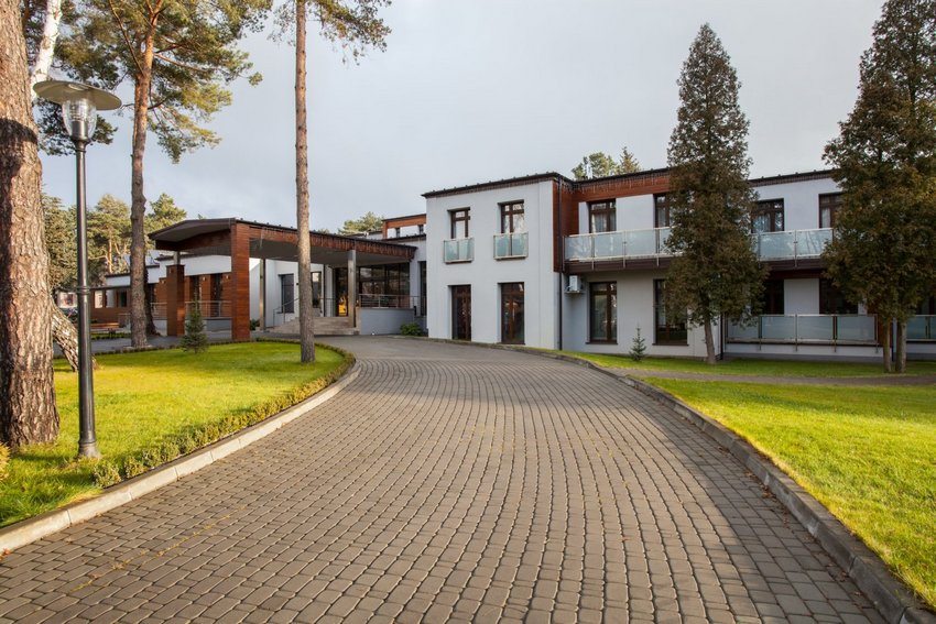 Ang daanan sa harap ng bahay ay natatakpan ng mga paving bato na may iba't ibang laki Ang daanan sa harap ng bahay ay natatakpan ng mga paving bato na may iba't ibang laki