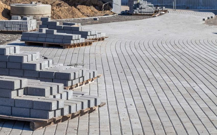 Ang paglalagay ng mga bato sa paving sa isang kongkretong base sa mga lugar ng lunsod Ang paglalagay ng mga bato sa paving sa isang kongkretong base sa mga lugar ng lunsod