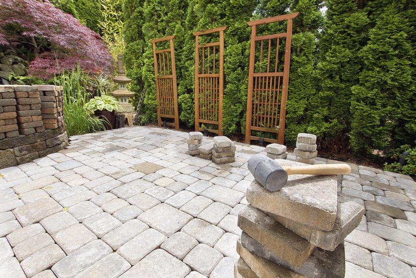 Ang tile ay isang materyal na perpekto kapwa para sa pagtakip sa mga landas ng lungsod at para sa paglalagay sa teritoryo ng pagmamay-ari ng suburban Ang tile ay isang materyal na perpekto kapwa para sa pagtakip sa mga landas ng lungsod at para sa paglalagay sa teritoryo ng pagmamay-ari ng suburban