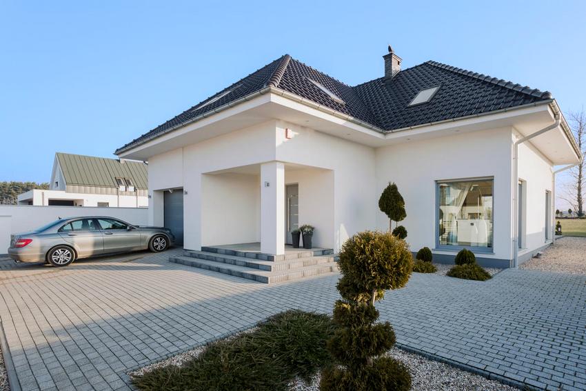 Ang lugar sa harap ng pribadong bahay ay aspaltado ng mga tile na Brick Ang lugar sa harap ng pribadong bahay ay aspaltado ng mga tile na Brick