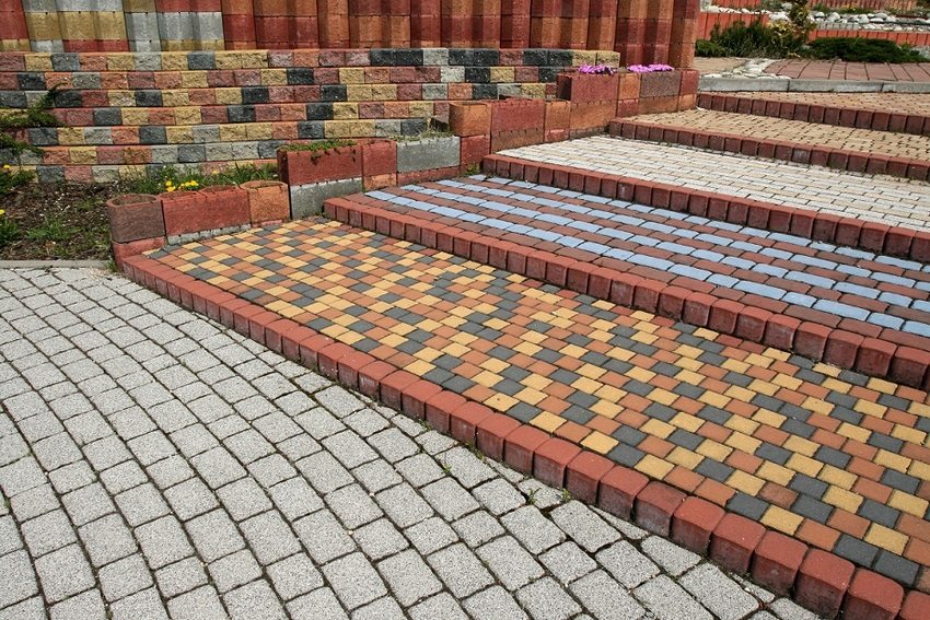 Isang halimbawa ng isang kumbinasyon ng mga tile ng iba't ibang mga uri at kulay Isang halimbawa ng isang kumbinasyon ng mga tile ng iba't ibang mga uri at kulay