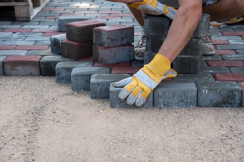 Proces układania płyt chodnikowych Proces układania płyt chodnikowych