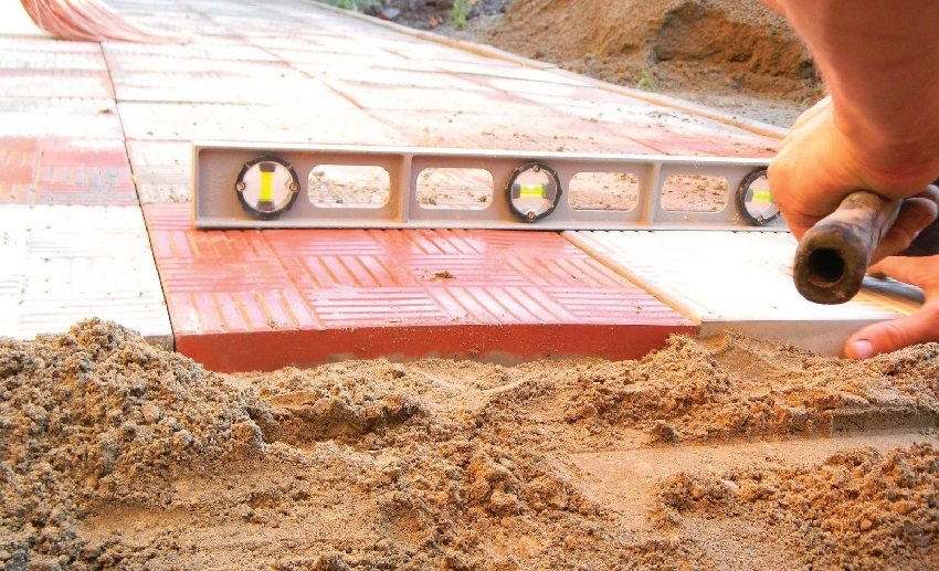 Płyty chodnikowe należy układać na płaskiej powierzchni. Płyty chodnikowe należy układać na płaskiej powierzchni.