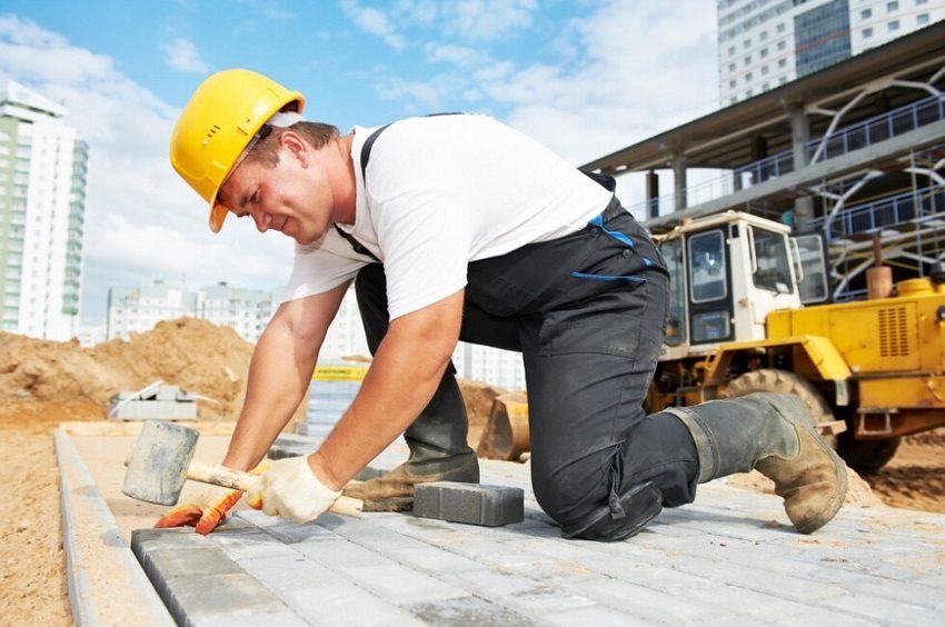 Układanie pasów z płyt chodnikowych Układanie pasów z płyt chodnikowych