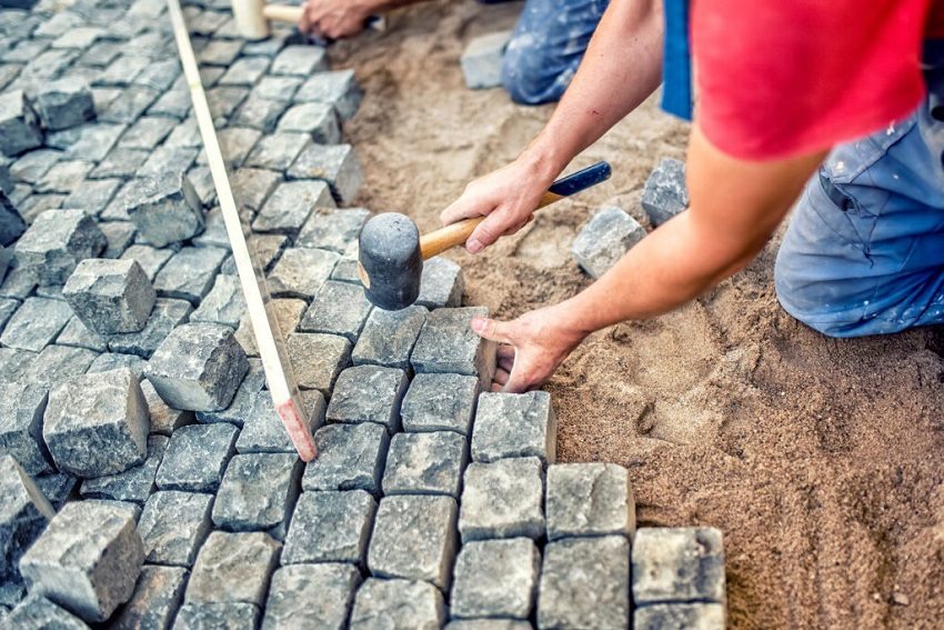 Proces układania ścieżki ogrodowej Proces układania ścieżki ogrodowej