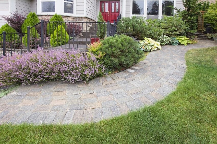 Ścieżka ogrodowa z płyt chodnikowych w kraju Ścieżka ogrodowa z płyt chodnikowych w kraju