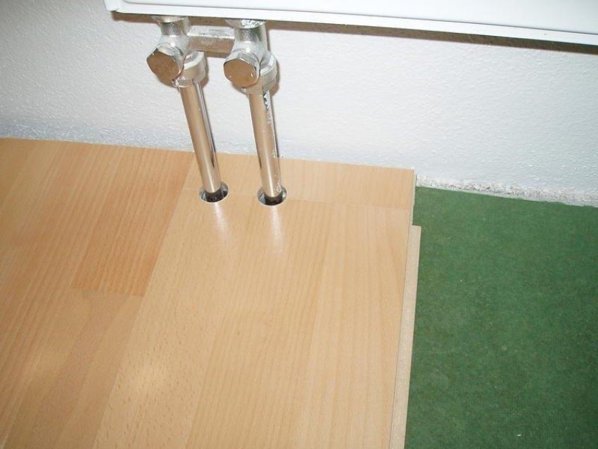 Полагане на ламинат около тръби Полагане на ламинат около тръби