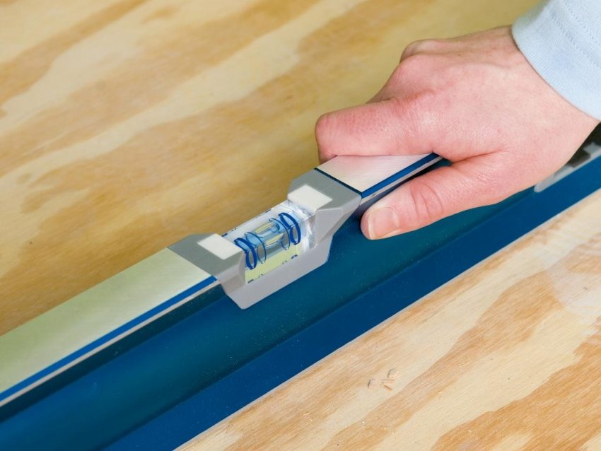 Проверка на контура на пода с помощта на ниво Проверка на контура на пода с помощта на ниво