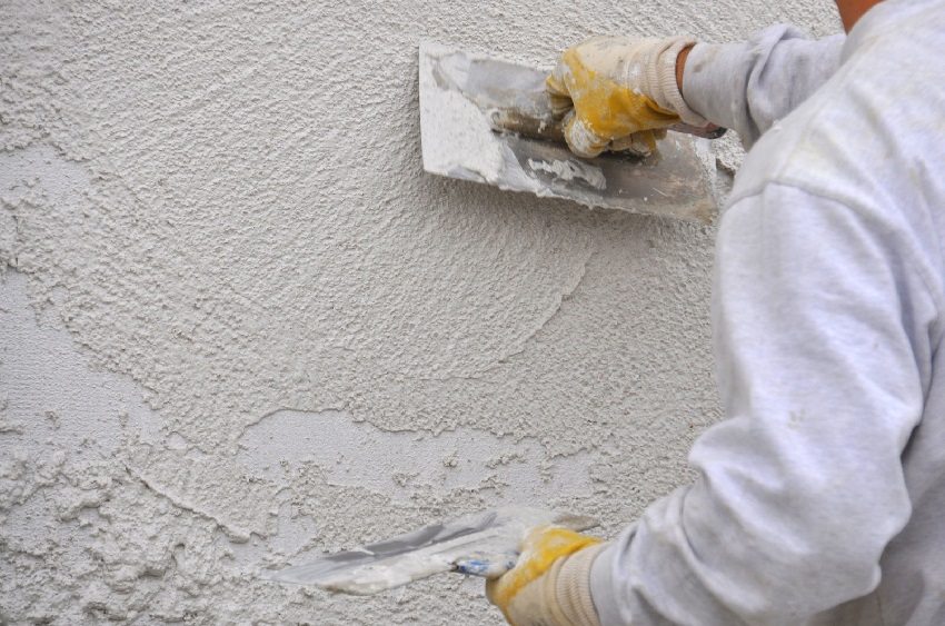 Blanding for dekorativt gips er en granulær masse med forskjellige fyllstoffer - trefibre eller steinsprut Blanding for dekorativt gips er en granulær masse med forskjellige fyllstoffer - trefibre eller steinsprut