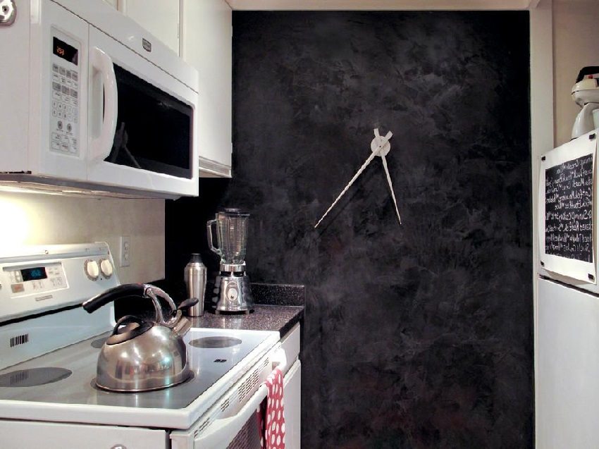 Mørk gips i det indre av kjøkkenet Mørk gips i det indre av kjøkkenet