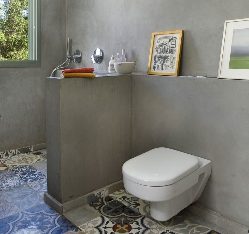 Lys grå pussede vegger på badet Lys grå pussede vegger på badet