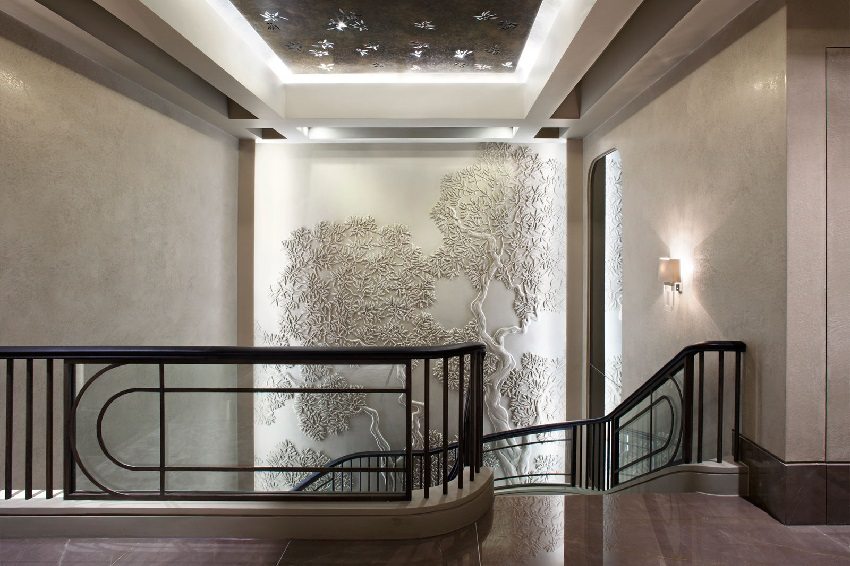 Volumetrisk gipstegning på veggen til trappegangen Volumetrisk gipstegning på veggen til trappegangen