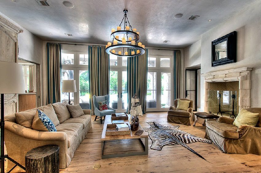 Stilig design av stuen, taket er dekket med dekorativt gips Stilig design av stuen, taket er dekket med dekorativt gips