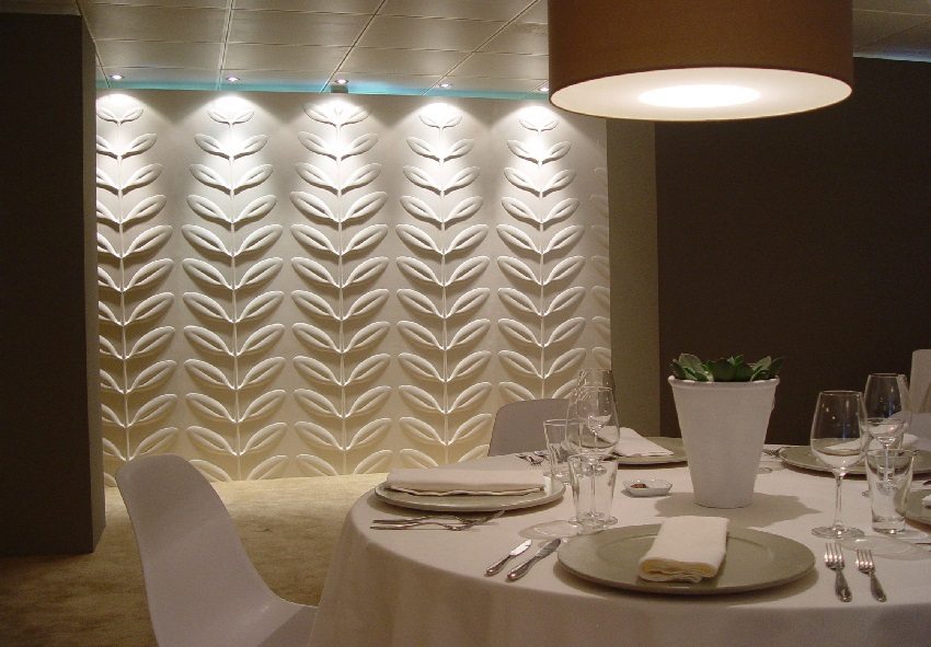 Preget dekorativt gips i utformingen av spisestuen Preget dekorativt gips i utformingen av spisestuen