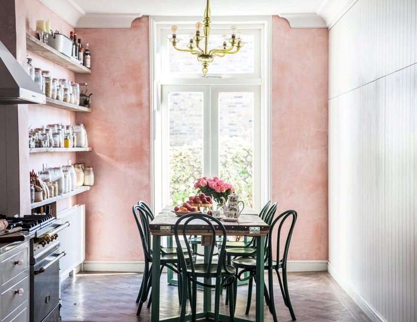 Bruken av lyse toner av gips er et populært alternativ for etterbehandling av kjøkken i Provence-stil. Bruken av lyse toner av gips er et populært alternativ for etterbehandling av kjøkken i Provence-stil.