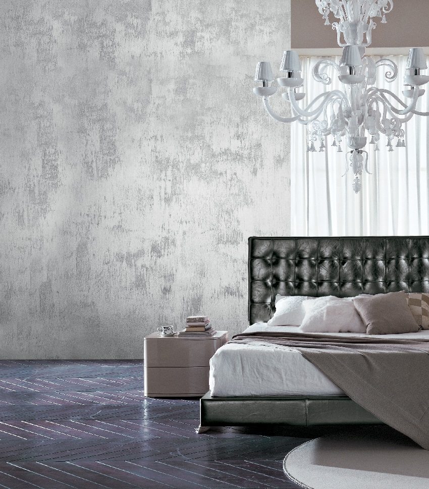 Sofistikert interiør på soverommet, laget med dekorativt gips Sofistikert interiør på soverommet, laget med dekorativt gips