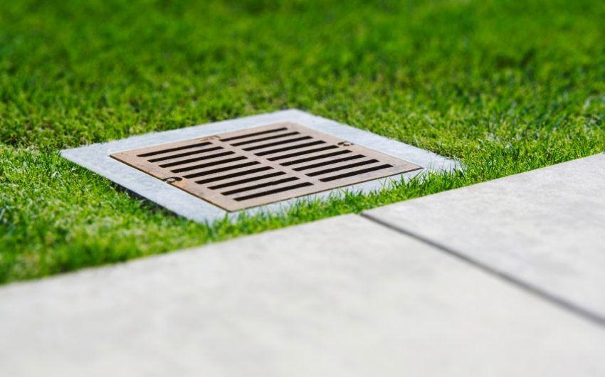 ניקוז סערת בטון מרובע עם סורג מתכת ניקוז סערת בטון מרובע עם סורג מתכת