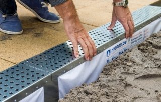 Drenaż w ich letnim domku: najłatwiejszy sposób na ochronę przed burzą i stopioną wodą