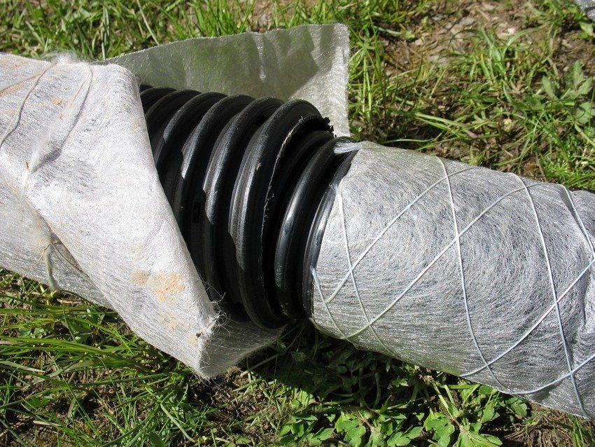 Für das Entwässerungssystem werden häufig Geotextilfilterrohre verwendet. Für das Entwässerungssystem werden häufig Geotextilfilterrohre verwendet.