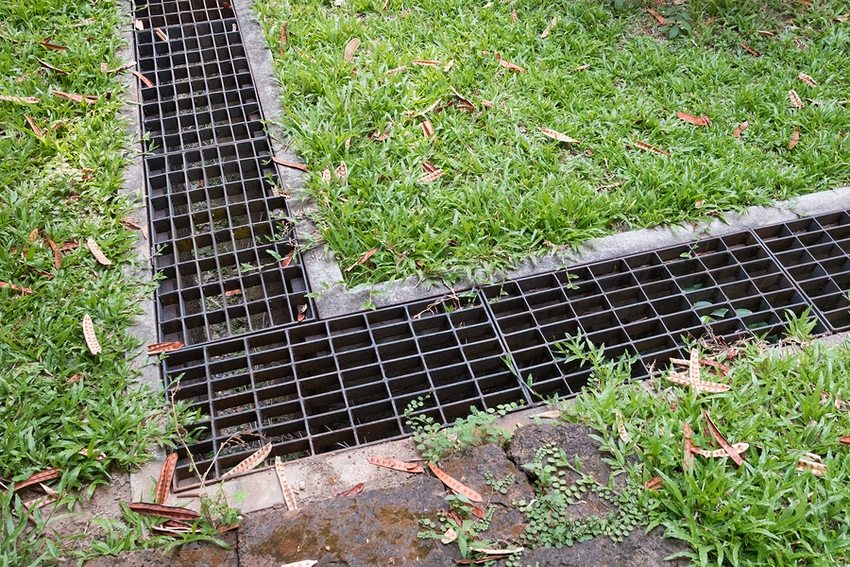 Offener Sturmkanal mit Betonrinnen Offener Sturmkanal mit Betonrinnen