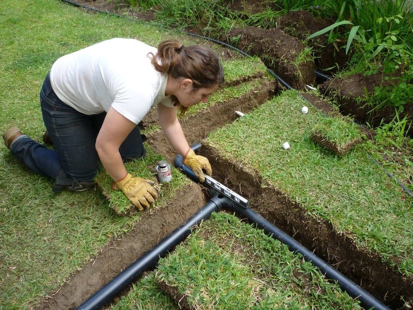 Der Prozess der Installation eines Wasserableitungssystems im Garten Der Prozess der Installation eines Wasserableitungssystems im Garten