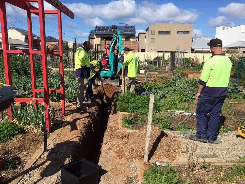 Installation des Entwässerungssystems durch ein Arbeiterteam Installation des Entwässerungssystems durch ein Arbeiterteam