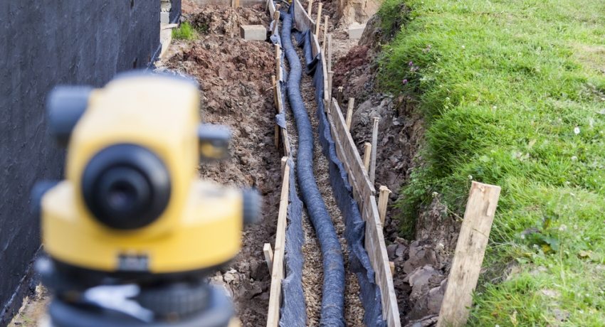 מערכת הניקוז מצוידת כדי להגן על הבית מפני סערה, נמס ומי תהום מערכת ניקוז מסביב לבית: מכשיר ניקוז ליסוד בניין מגורים