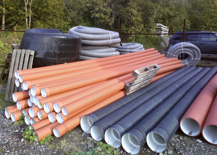 בשוק חומרי הבניין מוצגות צינורות ניקוז במגוון רחב של סוגים וגדלים. בשוק חומרי הבניין מוצגות צינורות ניקוז במגוון רחב של סוגים וגדלים.