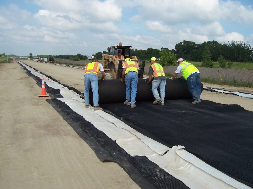 Geotextile הוא חומר נפוץ המשמש לבניית מבני תעשייה ומגורים, כולל הנחת כבישים גיאוטקסטיל הוא חומר נפוץ המשמש לבניית מבני תעשייה ומגורים, כולל הנחת כבישים
