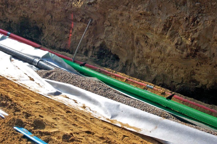 הנחת אריחי גיאוטקסטיים והכנה להתקנת מערכת ניקוז הנחת אריחי geotext הכנת ההתקנה של מערכת ניקוז