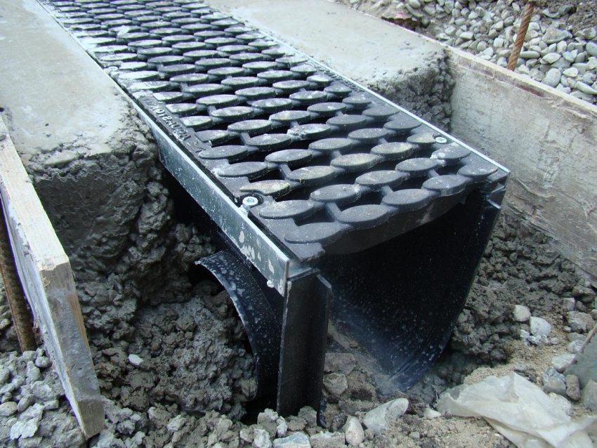 Installation of plastic drainage trays Installation of plastic drainage trays