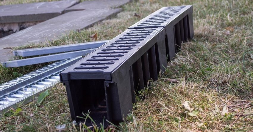 Plastic drainage channel with grid Plastic drainage channel with grid