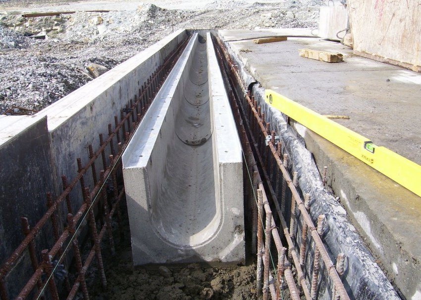 Installation of concrete trays for drainage Installation of concrete trays for drainage
