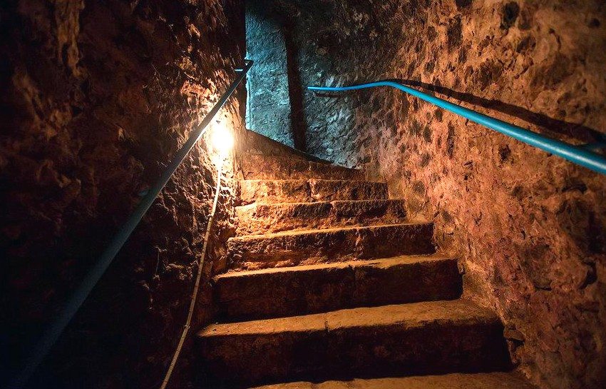 หลอดไฟในห้องใต้ดินต้องวางไว้ในที่แห้งและต้องมีฝาปิด หลอดไฟในห้องใต้ดินต้องวางไว้ในที่แห้งและต้องมีฝาปิด