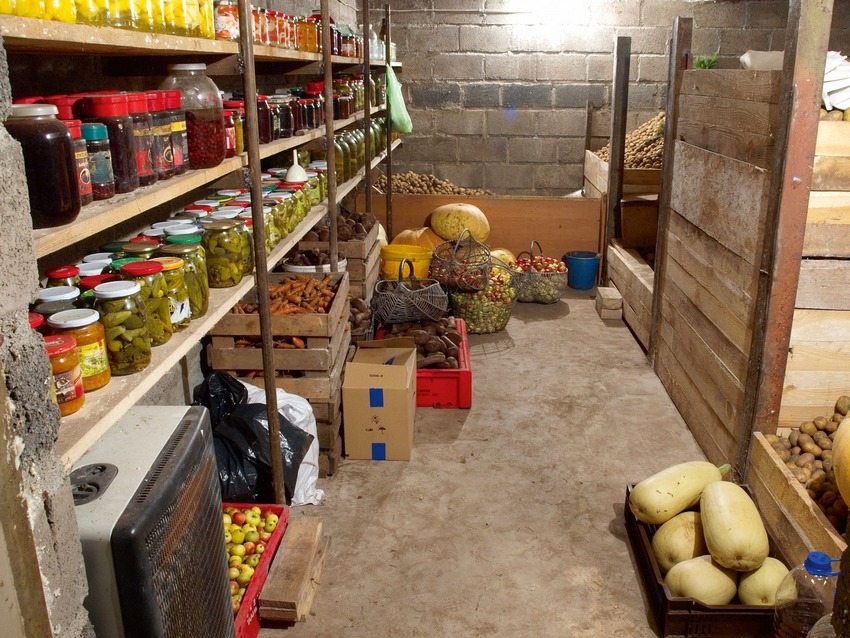 พื้นในห้องใต้ดินสร้างด้วยมือของเขาเองติดตั้งคอนกรีต พื้นในห้องใต้ดินสร้างด้วยมือของเขาเองติดตั้งคอนกรีต