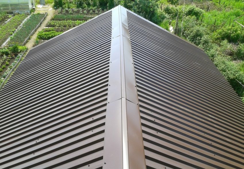 สันบนหลังคาเป็นองค์ประกอบที่สำคัญอย่างยิ่งของหลังคา สันบนหลังคาเป็นองค์ประกอบที่สำคัญอย่างยิ่งของหลังคา