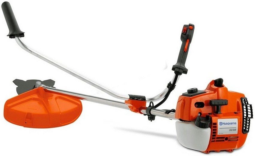 Der Husqvarna 323 R Benzinschneider ist leistungsstark Der Husqvarna 323 R Benzinschneider ist leistungsstark